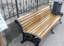 На улицах устанавливают новые скамейки и урны