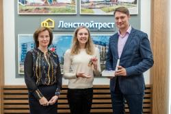 Светлане Колесниченко вручили ключи от двухкомнатной квартиры в Гатчине