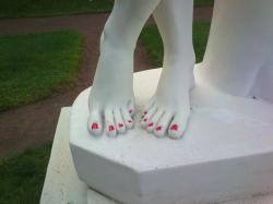 Сатиру Голландских садов накрасили ногти...
