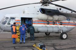 Вертолет Ми-8 МЧС везет из Череповца пятерых пострадавших детей