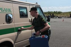 Инкассаторы Северо-Западного банка Сбербанка за год перевезли более 1,3 триллиона рублей