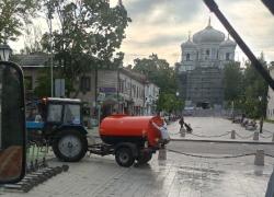 Фотофакт: подросток прокатился на уборочной технике по Соборной