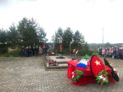 На мемориале 