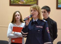 Автомобилисты и сотрудники ГИБДД проверили школьников на знание ПДД