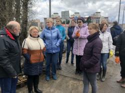 Около 400 работников администрации вышли на субботник