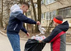 Волонтеры Фонда «Счастливое будущее» очищали город от несанкционированной рекламы