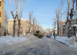 На расчистку гатчинских дворов вышли легкие погрузчики