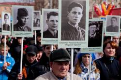 «Бессмертный полк»: фотографии в окнах домов