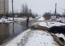 В Гатчине продолжаются работы по откачке талой воды