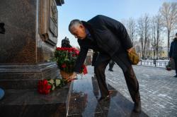 Губернатор возложил цветы к стеле «Город воинской славы»