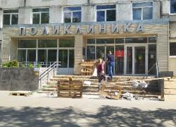 Вход в поликлинику - с улицы Леонова