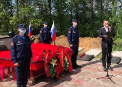 Останки красноармейцев предали земле
