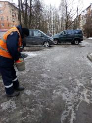 Коммунальные службы обрабатывают улицы Гатчины противогололедными материалами