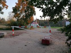 Въезд в Приоратский парк со стороны улицы Чкалова оборудован шлагбаумом