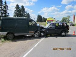 В деревне Парицы произошло лобовое столкновение автомобилей