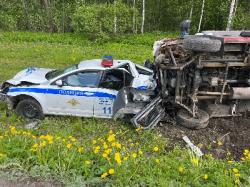 Большегруз врезался в патрульные автомобили ДПС, есть пострадавшие
