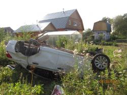 У деревни Ротково опрокинулся автомобиль
