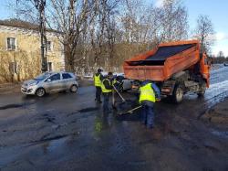 В Гатчине продолжается ямочный ремонт дорог