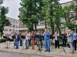 В День голосования в Гатчине поют, рисуют и отжимаются
