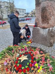 Жители несут цветы к стихийным мемориалам в память о погибших