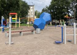 В Гатчине приступили к установке новых детских и спортивных площадок
