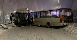 В результате столкновения автобуса с фурой пострадали 13 человек