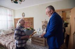 Губернатор Ленинградской области поздравил блокадницу в Гатчине