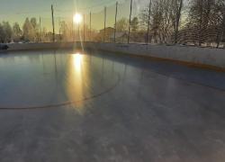 Где в Гатчинском районе можно покататься на коньках и поиграть в хоккей