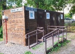В Приоратском парке построили бесплатный туалет