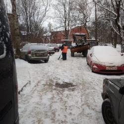 Спецтехника и дворники вышли на уборку Гатчины от снега