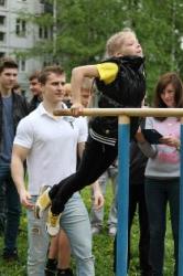 В уличных соревнованиях по силовой гимнастике приняла участие девочка!