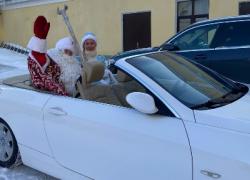 По Гатчине начал курсировать новогодний кабриолет c Дедом Морозом и Снегурочкой (видео)