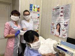За неделю гатчинские стоматологи сшили 150 тканевых масок для своих коллег