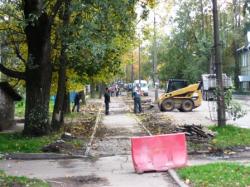На тротуаре улицы Володарского идет капитальный ремонт