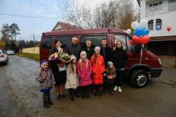 Многодетной семье из Вырицы подарили микроавтобус