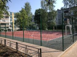 Во дворе на Володарского обустроили новую спортивную площадку
