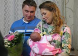 Елена Любушкина поздравила первенца 2013 года - Юленьку Неклюдову