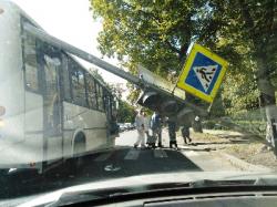 Светофор упал на автобус на проспекте 25 Октября