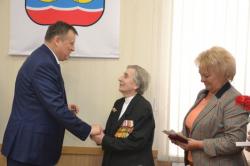 Губернатор  вручил ветеранам памятные медали