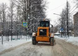 Автомобилистов просят убрать припаркованные вдоль улицы Володарского машины