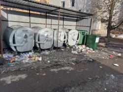 Жители просят убрать гниющий мусор у пешеходной зоны