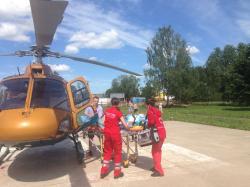 Вертолет доставил в больницу пострадавшего на стройке