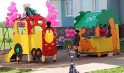 Tele2 установила детскую площадку в Гатчинском районе