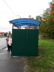 В Гатчине на улице Новоселов обновили остановки