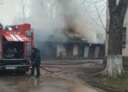 Пожарные спасли женщину, заблокированную в горящем доме